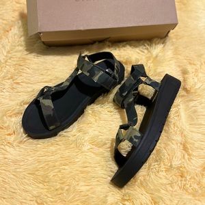 Steve Madden Camo Sandals Size 9M